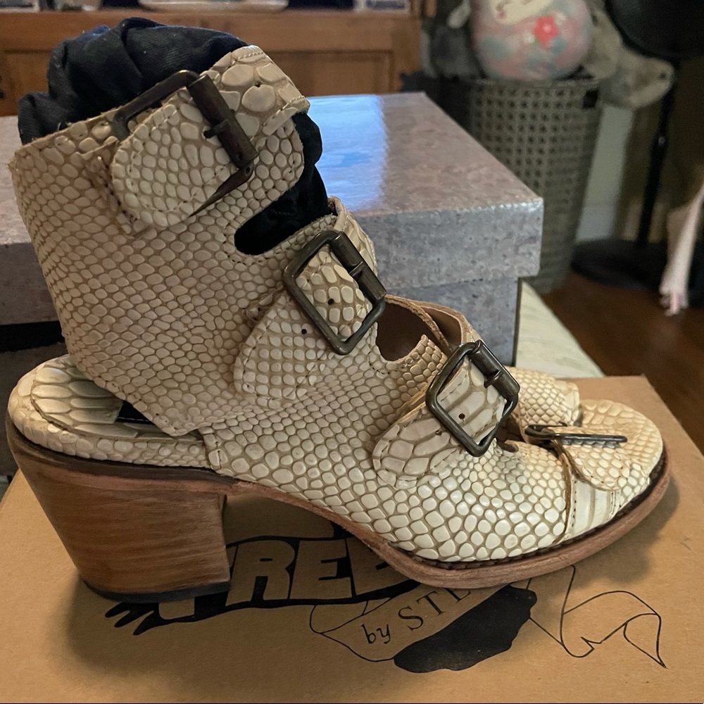 Freebird booties (Frye) size 8 white snake euc